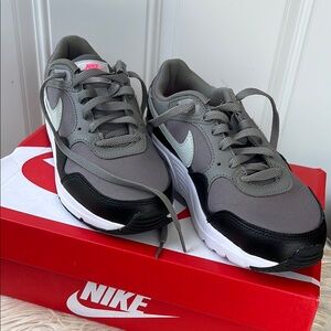 Nike Air Women’s Gray and Black Athletic Shoes size 7